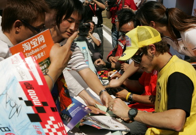 图文-MOTOGP中国大奖赛揭幕罗西给车迷签名