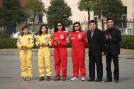 上海华普赛车队女子车手2005全国汽车拉力锦标赛上海起程
