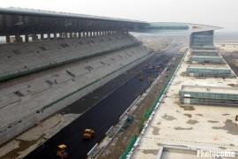 上海F1赛车场开始铺设沥青