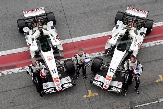 本田F1车队发布新车RA106巴顿完成赛道首测(图)