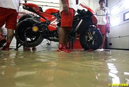 MotoGP:圣马力诺一场大雨后 水淹赛场壮观的景象