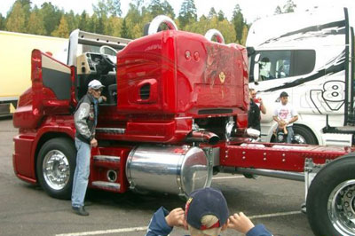 强人改装的敞蓬卡车