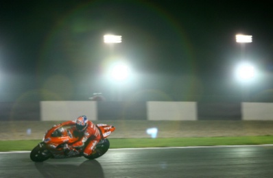 首次MotoGP夜间测试在卡塔尔罗塞尔(Losail)赛道进行