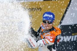 MotoGP:西班牙站德拉罗萨家乡夺冠 罗西首登奖台